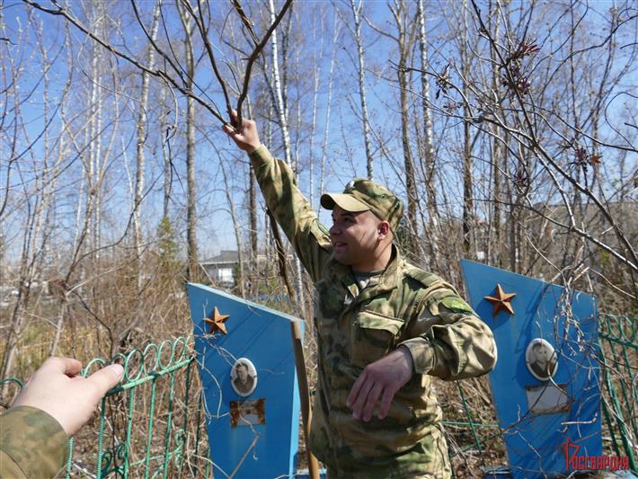 В Томской области росгвардейцы облагородили могилы участников Великой Отечественной войны