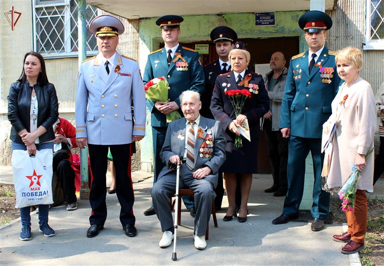 В Новосибирске сотрудники и военнослужащие Росгвардии организовали парад у дома ветерана