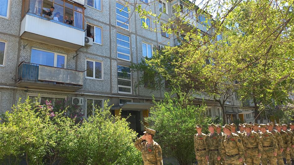 К акции «Парад у дома» присоединились росгвардейцы в Волгограде