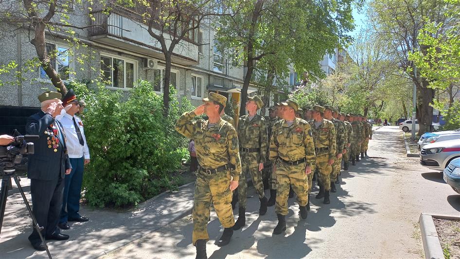 К акции «Парад у дома» присоединились росгвардейцы в Волгограде