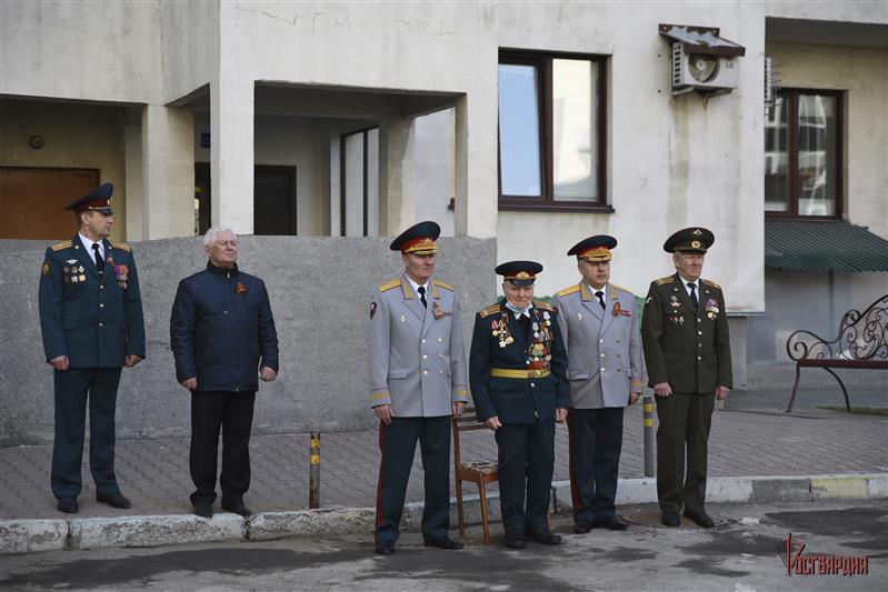 Военнослужащие Сибирского округа Росгвардии прошли парадом у дома ветерана Великой Отечественной войны 