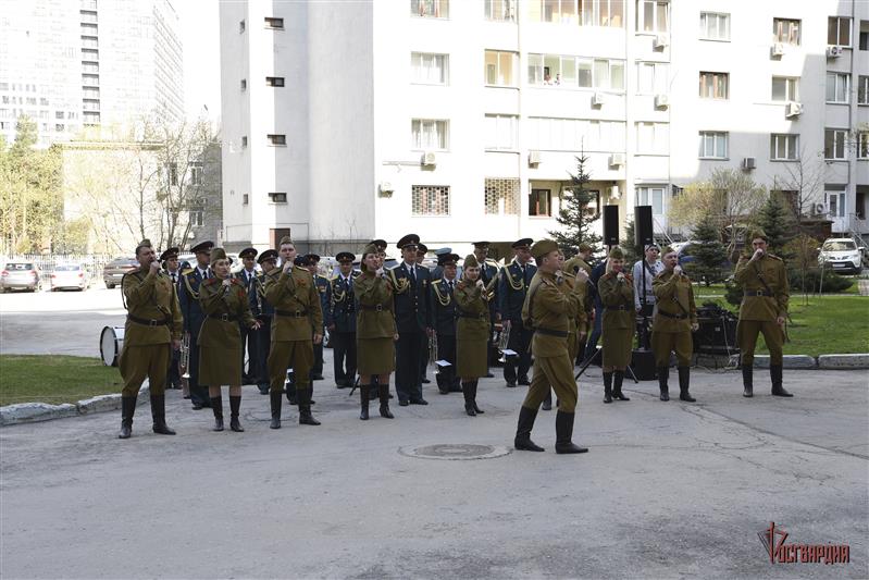 Военнослужащие Сибирского округа Росгвардии прошли парадом у дома ветерана Великой Отечественной войны 