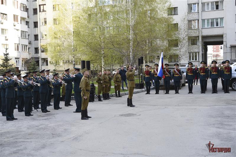 Военнослужащие Сибирского округа Росгвардии прошли парадом у дома ветерана Великой Отечественной войны 