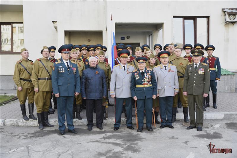 Военнослужащие Сибирского округа Росгвардии прошли парадом у дома ветерана Великой Отечественной войны 