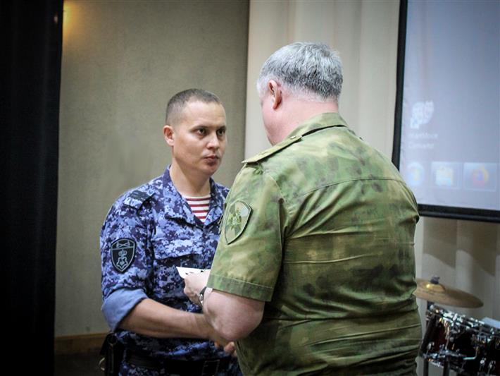 В Чувашии наградили росгвардейцев, эвакуировавших граждан во время пожара в жилом доме
