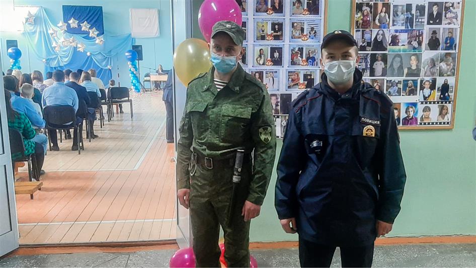 В Нарьян-Маре Росгвардия и полиция обеспечили безопасность последних школьных звонков