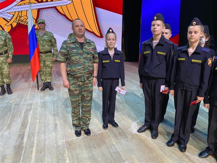 В Волжском учеников школы имени Виталия Дубины посвятили в юные росгвардейцы