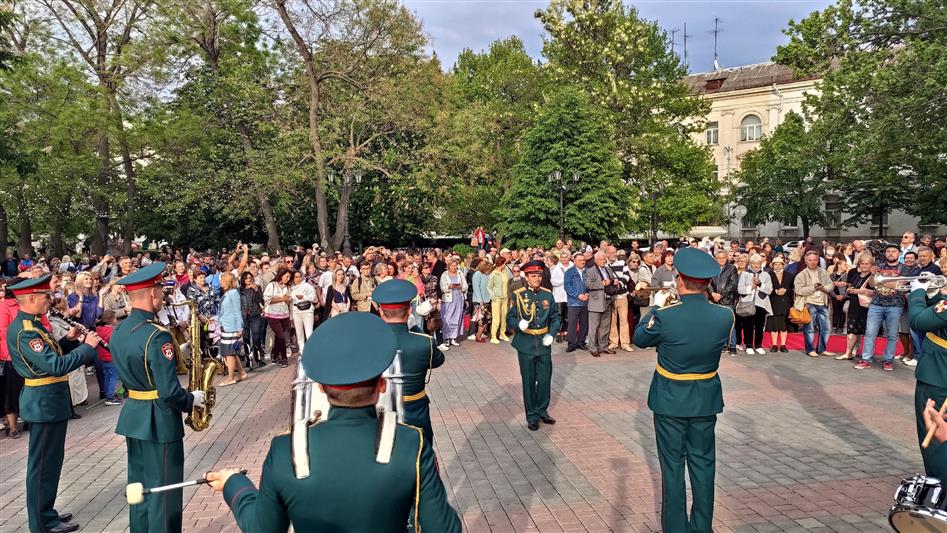 Оркестр севастопольского полка Росгвардии открыл Международный кинофестиваль «Золотой Витязь»