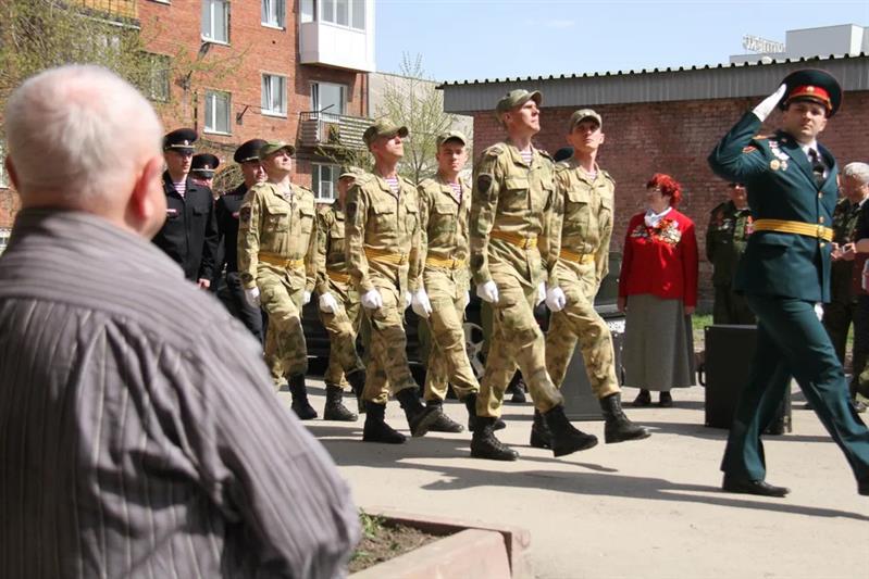 Росгвардейцы провели парад под окнами кузбасских ветеранов Великой Отечественной войны