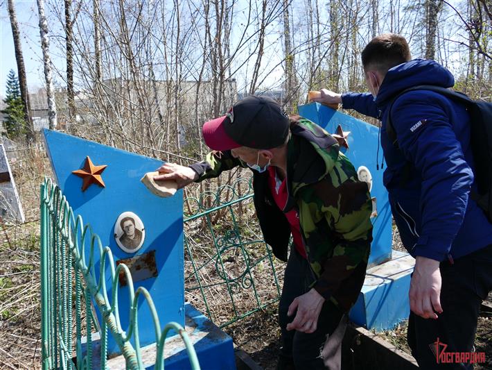 В Томской области росгвардейцы облагородили могилы участников Великой Отечественной войны