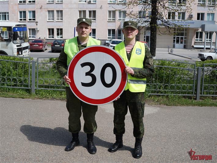 Военнослужащие Росгвардии напомнили жителям Северска о важности соблюдения ПДД (видео)
