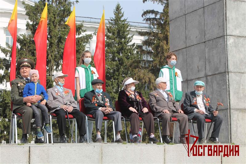 В городах Урала прошли парады Победы с участием росгвардейцев