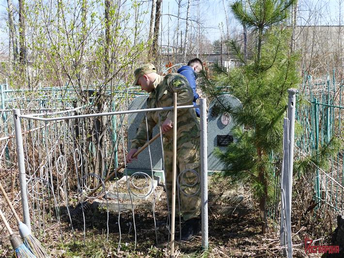 В Томской области росгвардейцы облагородили могилы участников Великой Отечественной войны