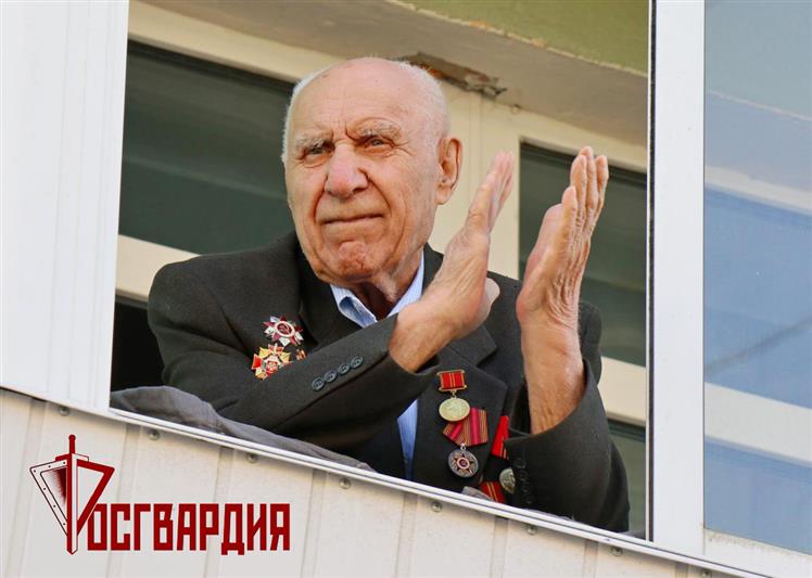 Военнослужащие озерской дивизии Росгвардии поздравили с Днём Победы фронтовиков и тружеников тыла