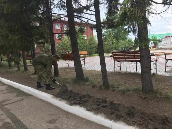 В рамках акции «День добрых дел» военнослужащие Росгвардии оказали помощь пожилым омичам 