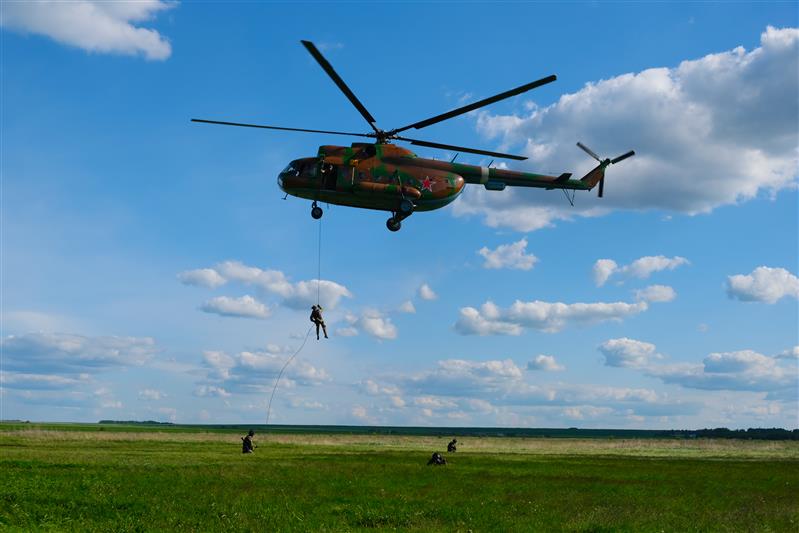 В Курске сотрудники спецподразделений Росгвардии отработали десантирование из вертолёта