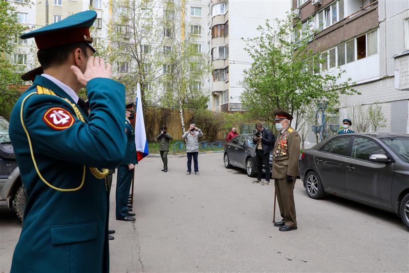 Росгвардия продолжает патриотическую акцию «Парад у дома ветерана»