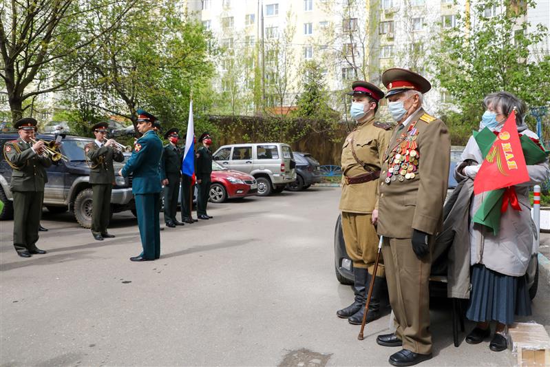 Росгвардия продолжает патриотическую акцию «Парад у дома ветерана»