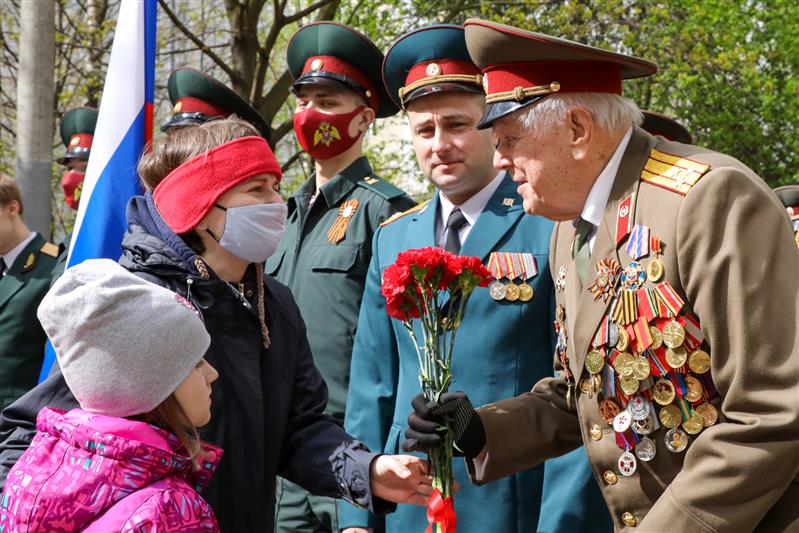Росгвардия продолжает патриотическую акцию «Парад у дома ветерана»