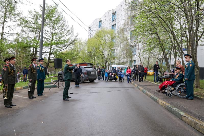 Росгвардия продолжает патриотическую акцию «Парад у дома ветерана»