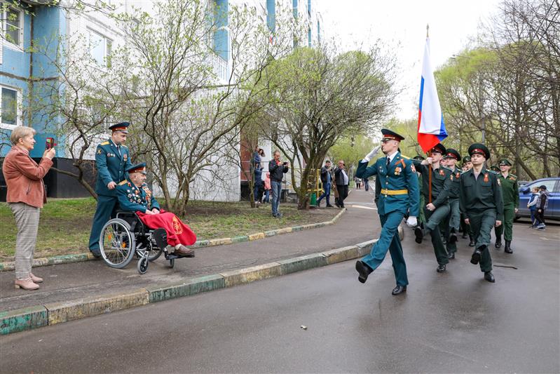 Росгвардия продолжает патриотическую акцию «Парад у дома ветерана»