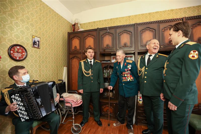 Росгвардия продолжает патриотическую акцию «Парад у дома ветерана»