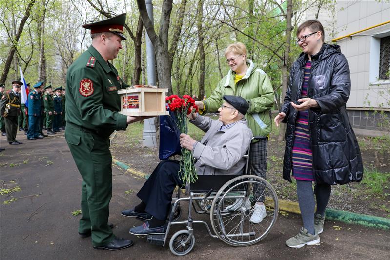 Росгвардия продолжает патриотическую акцию «Парад у дома ветерана»