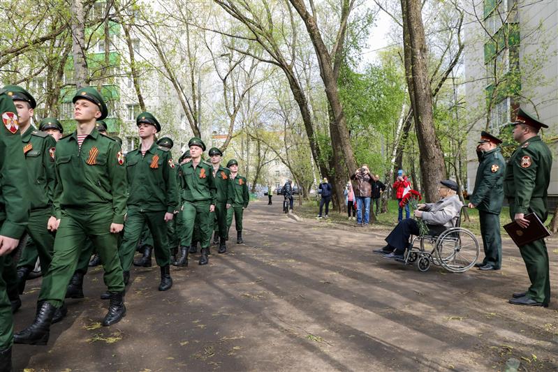 Росгвардия продолжает патриотическую акцию «Парад у дома ветерана»