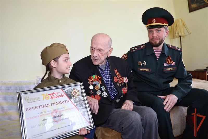 В Грозном росгвардейцы прошли парадом у дома ветерана Великой Отечественной войны