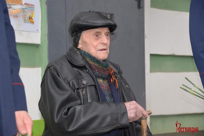 На Урале всероссийскую  ведомственную акцию «Парад у дома ветерана» поддержали в Екатеринбурге, Кургане и Тюмени
