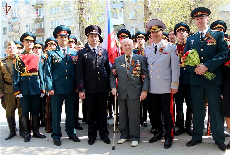 В Новосибирске сотрудники и военнослужащие Росгвардии организовали парад у дома ветерана