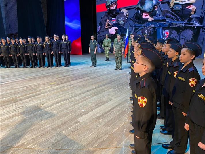 В Волжском учеников школы имени Виталия Дубины посвятили в юные росгвардейцы
