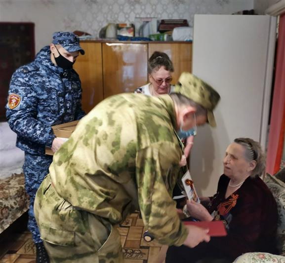 Офицеры Управления Росгвардии по Республике Карелия поздравили ветеранов с 76-летием Великой Победы