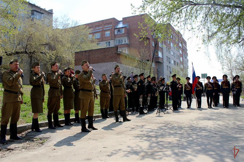 В Новосибирске сотрудники и военнослужащие Росгвардии организовали парад у дома ветерана
