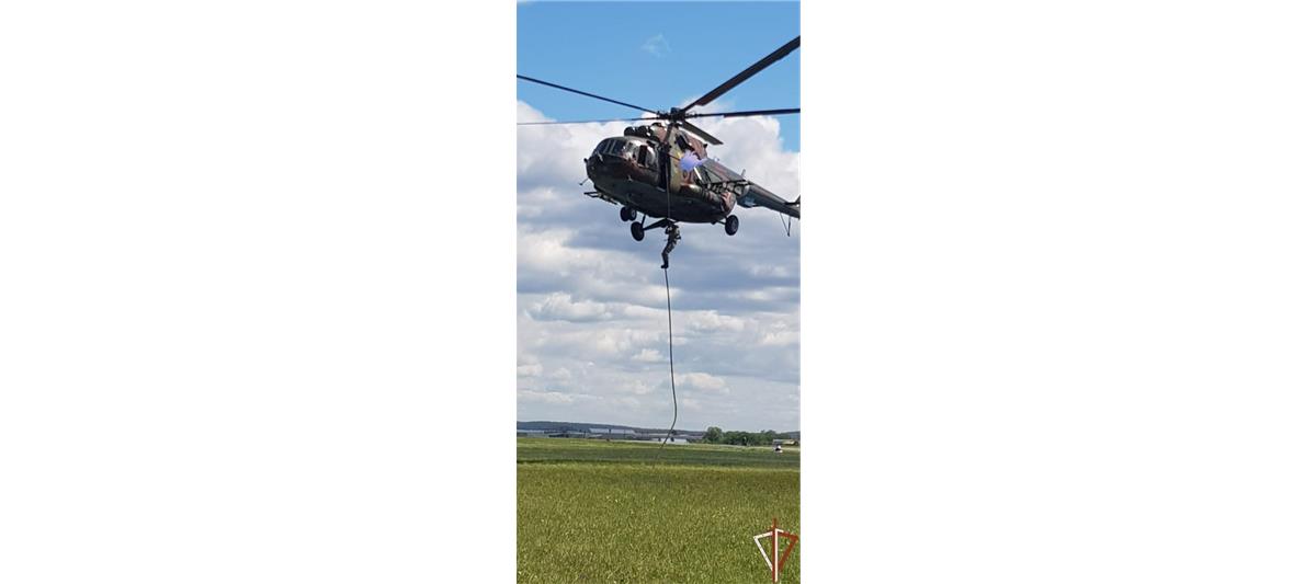 Бойцы екатеринбургского ОМОН Росгвардии отработали беспарашютное десантирование с борта вертолёта (видео)
