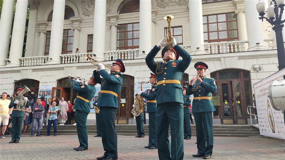 Оркестр севастопольского полка Росгвардии открыл Международный кинофестиваль «Золотой Витязь»