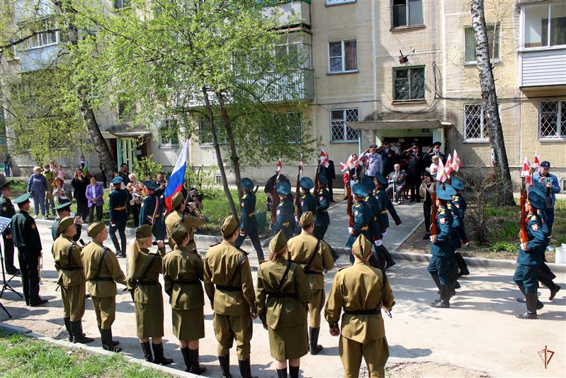 В Новосибирске сотрудники и военнослужащие Росгвардии организовали парад у дома ветерана