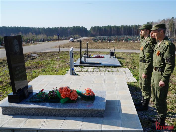 В Томской области росгвардейцы облагородили могилы участников Великой Отечественной войны