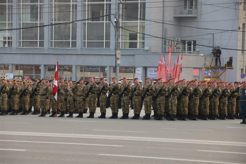 В Новосибирске на главной городской площади прошла генеральная репетиция Парада Победы
