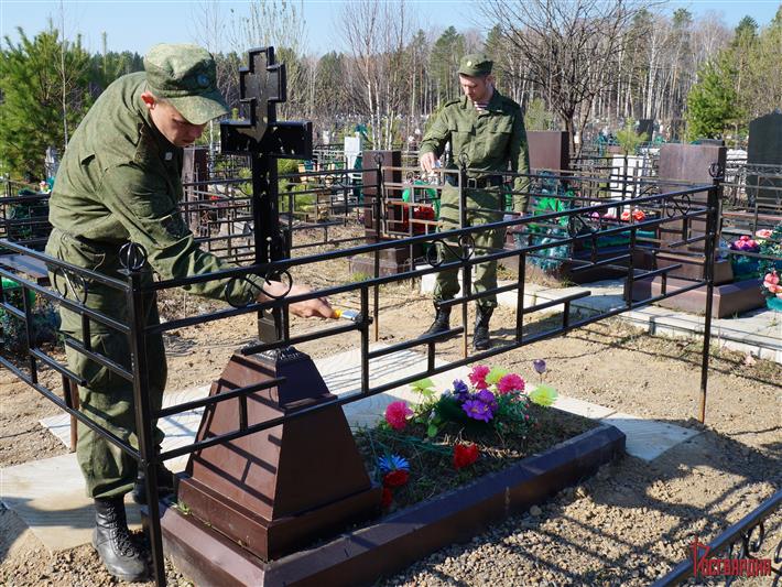 В Томской области росгвардейцы облагородили могилы участников Великой Отечественной войны