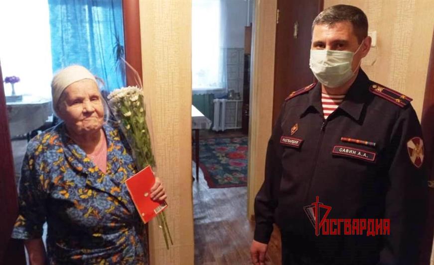 В Тюмени офицеры Росгвардии поздравляют фронтовиков и тружеников тыла с наступающим Днем Победы