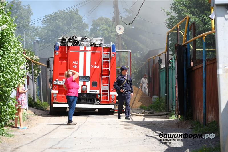 Росгвардейцы помогли спасателям эвакуировать жильцов загоревшихся домов в Уфе (фото, видео)