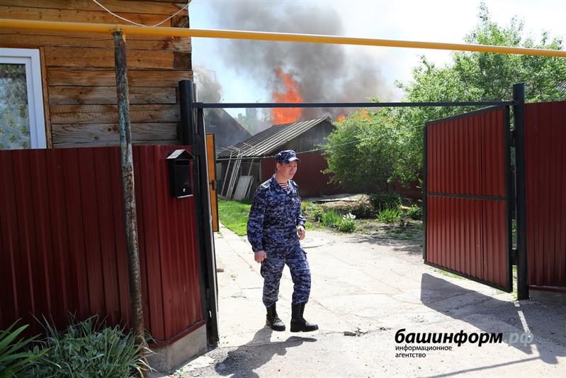 Росгвардейцы помогли спасателям эвакуировать жильцов загоревшихся домов в Уфе (фото, видео)