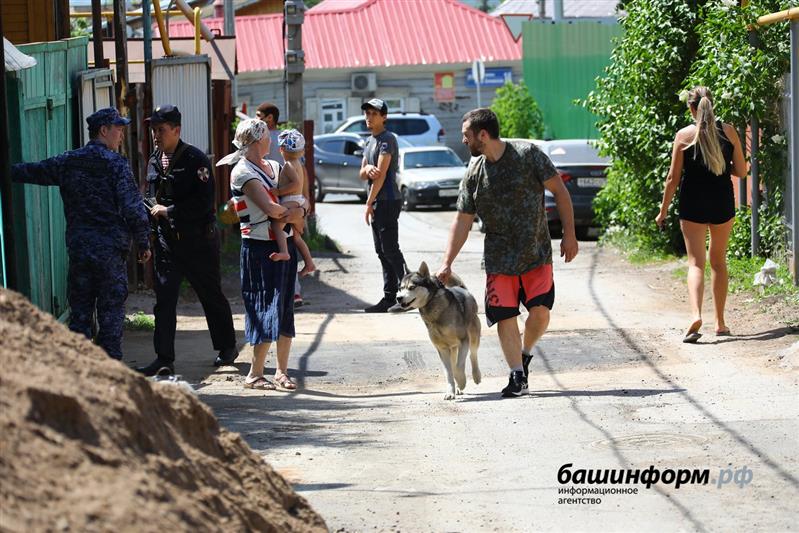 Росгвардейцы помогли спасателям эвакуировать жильцов загоревшихся домов в Уфе (фото, видео)