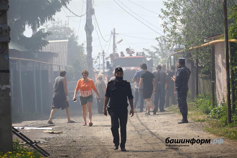 Росгвардейцы помогли спасателям эвакуировать жильцов загоревшихся домов в Уфе (фото, видео)