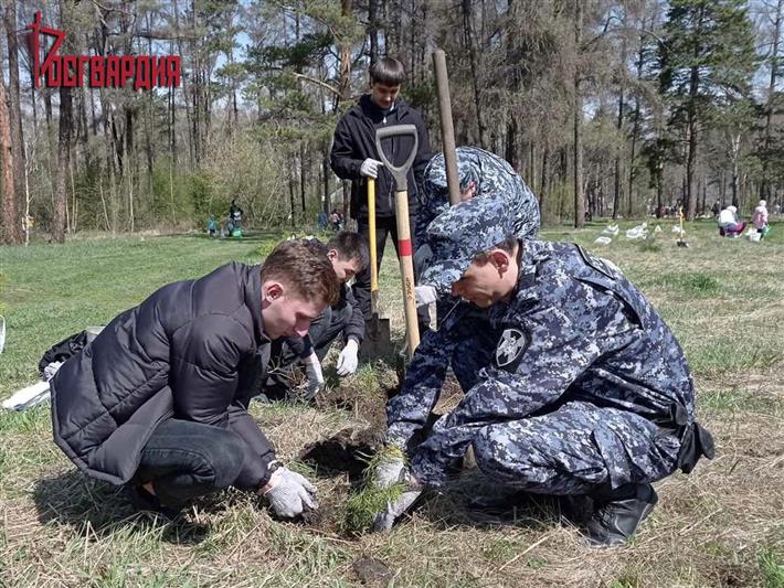 Сотрудники и военнослужащие Росгвардии приняли участие в экологической акции в Иркутске  