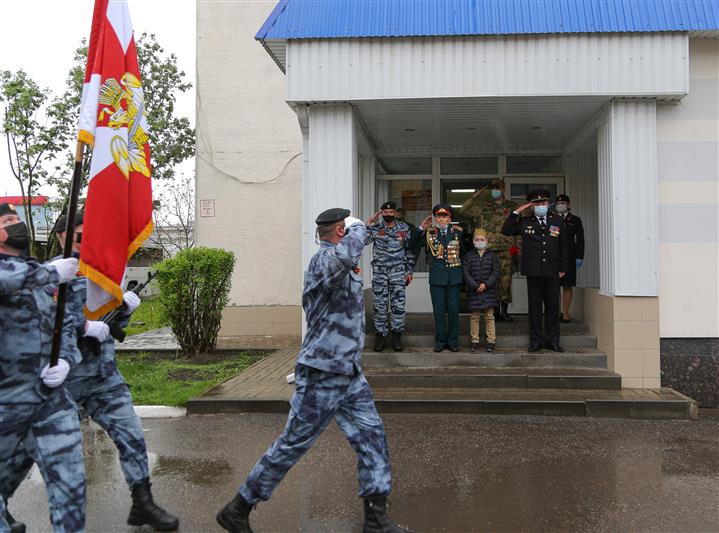 Персональным парадом для ветерана Великой Отечественной войны прошли росгвардейцы в Белгороде