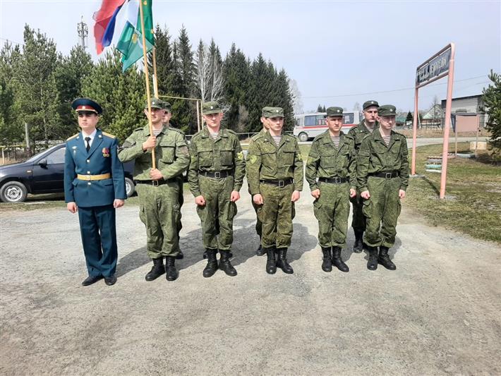 В Новосибирске военнослужащие Росгвардии приняли участие в парадах, проводимых у домов ветеранов