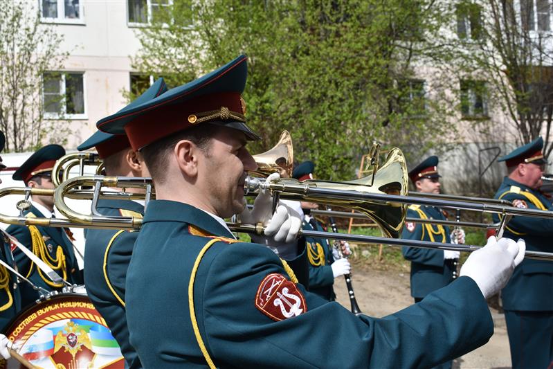 Военный оркестр Росгвардии провел акцию «Парад у дома ветерана» в Сыктывкаре