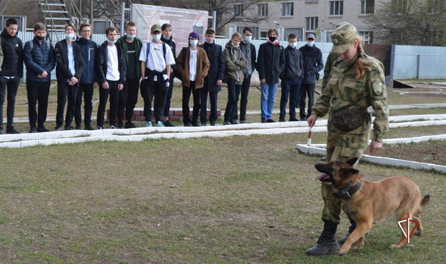 В тюменский центр подготовки кинологов Росгвардии прибыло молодое пополнение 